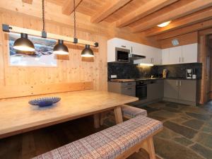Kuchyňa alebo kuchynka v ubytovaní Chalet Chalet Elisabeth by Interhome