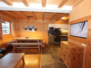 Kuchyňa alebo kuchynka v ubytovaní Chalet Chalet Elisabeth by Interhome