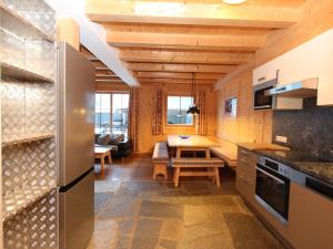 Kuchyňa alebo kuchynka v ubytovaní Chalet Chalet Elisabeth by Interhome