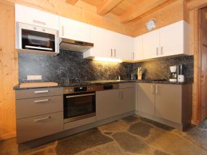 Kuchyňa alebo kuchynka v ubytovaní Chalet Chalet Elisabeth by Interhome