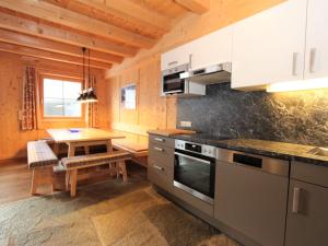 Kuchyňa alebo kuchynka v ubytovaní Chalet Chalet Elisabeth by Interhome