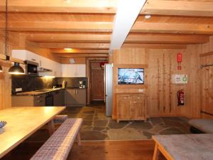Kuchyňa alebo kuchynka v ubytovaní Chalet Chalet Elisabeth by Interhome
