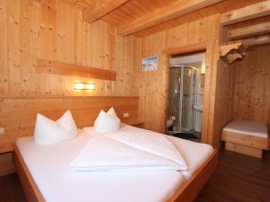 Posteľ alebo postele v izbe v ubytovaní Chalet Chalet Elisabeth by Interhome