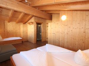 Posteľ alebo postele v izbe v ubytovaní Chalet Chalet Elisabeth by Interhome
