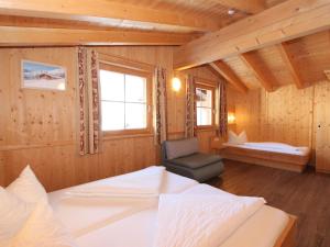 Posteľ alebo postele v izbe v ubytovaní Chalet Chalet Elisabeth by Interhome
