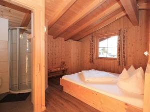 Posteľ alebo postele v izbe v ubytovaní Chalet Chalet Elisabeth by Interhome