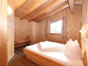 Posteľ alebo postele v izbe v ubytovaní Chalet Chalet Elisabeth by Interhome