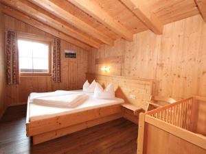 Posteľ alebo postele v izbe v ubytovaní Chalet Chalet Elisabeth by Interhome