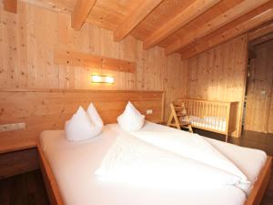 Posteľ alebo postele v izbe v ubytovaní Chalet Chalet Elisabeth by Interhome