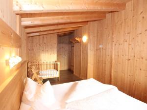 Posteľ alebo postele v izbe v ubytovaní Chalet Chalet Elisabeth by Interhome