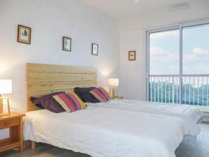 Un ou plusieurs lits dans un hébergement de l'établissement Apartment Bel Air-superbe vue mer et sur la baie by Interhome