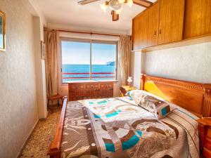 een slaapkamer met een bed en uitzicht op de oceaan bij Apartment Liberty-1 by Interhome in Calpe