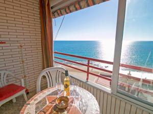 een tafel op een balkon met uitzicht op de oceaan bij Apartment Liberty-1 by Interhome in Calpe