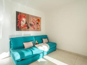 niebieska kanapa w pokoju z obrazem w obiekcie Apartment L'Escale by Interhome w Fréjus +18 zdjęć