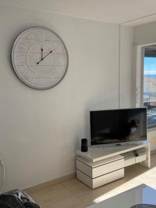 Televízia a/alebo spoločenská miestnosť v ubytovaní Appartement Cap d Agde Magnifique vue mer