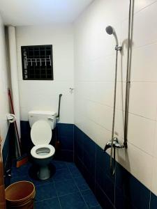 uma casa de banho com um WC e um chuveiro em Sakura Guest House em Cameron Highlands