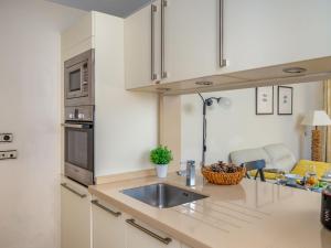 Kuchyňa alebo kuchynka v ubytovaní Apartment Cielo y mar Samara by Interhome