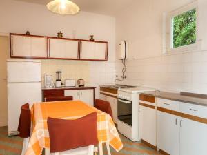 Una cocina con gabinetes blancos y una mesa en ella. en Holiday Home Koka by Interhome, en Rab 25 fotos más