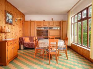 un comedor con mesa y sillas y un dormitorio en Holiday Home Koka by Interhome, en Rab