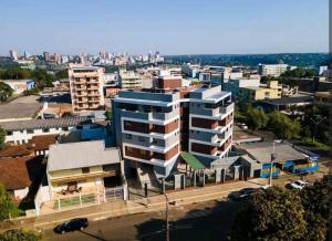 an aerial view of a city with a building at Apartamento Locação Temporada em Foz do Iguaçu in Foz do Iguaçu