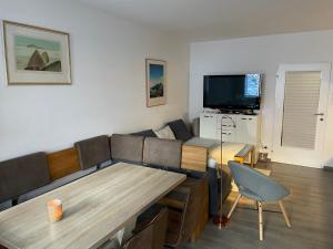 Grenzberg Top 20 في باد جاستاين: غرفة معيشة مع أريكة وطاولة