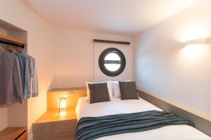 Posteľ alebo postele v izbe v ubytovaní Naillac Elite Suites