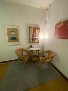 a room with a table and two chairs and a lamp at Center Madrid habitaciones in Madrid