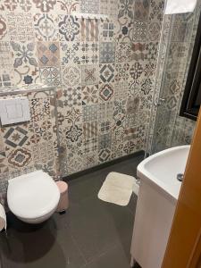 een badkamer met een toilet en een wastafel bij Treestyle Superior Rooms in Boedapest