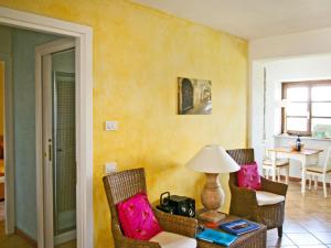 sala de estar con sillas y mesa con lámpara en Apartment Livella - MZO100 by Interhome, en Belvedere Langhe