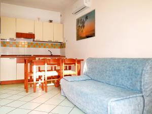 Il comprend un salon avec un canapé et une cuisine. dans l'établissement Apartment Solmare-8 by Interhome, à Rosapineta