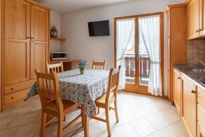 een keuken en eetkamer met een tafel en stoelen bij Residence Sci Sport in Bormio