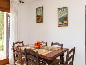 een eetkamer met een tafel met fruit erop bij Apartment S'Olivera-6 by Interhome in Begur