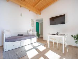 TV a/nebo společenská místnost v ubytování Apartment Ernesto by Interhome
