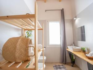 Zimmer mit Etagenbett und Bad in der Unterkunft Apartment Ernesto by Interhome in Città Sant'Angelo