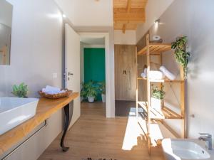 ein Bad mit einem Waschbecken und einem Etagenbett in der Unterkunft Apartment Ernesto by Interhome in Città Sant'Angelo