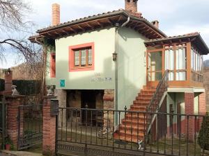 una pequeña casa con una puerta y una escalera en Apartamentos Casa Margot, en Sevares