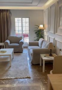 ein Wohnzimmer mit einem Sofa und einem Tisch in der Unterkunft راحتي هوم in Ar Rass