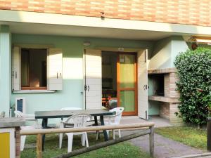 Apartment Solmare-10 by Interhome في روزابينيتا: فناء به طاولة وكراسي أمام المنزل