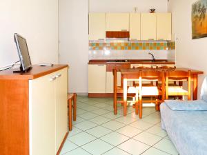 uma cozinha e sala de jantar com mesa e cadeiras em Apartment Solmare-10 by Interhome em Rosapineta