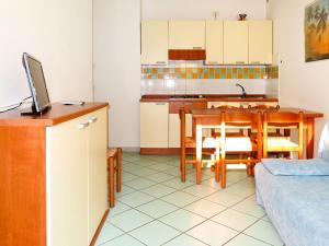eine Küche und ein Esszimmer mit einem Tisch und Stühlen in der Unterkunft Apartment Solmare-10 by Interhome in Rosapineta