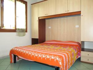 een slaapkamer met een bed in een kamer bij Apartment Solmare-10 by Interhome in Rosapineta