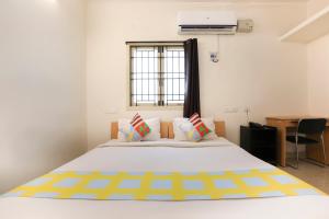 1 dormitorio con 1 cama grande y ventana en OYO Home Harma Residency Near Koyambedu Metro Station, en Chennai