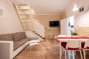 ブダペストにあるZensen Nest Apartmentのリビングルーム(ソファ、テーブル付)