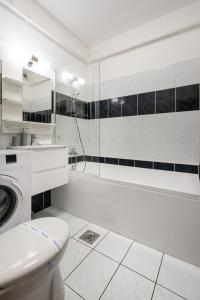 ブダペストにあるZensen Nest Apartmentの白いバスルーム(トイレ、バスタブ、シンク付)