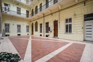un patio vacío de un edificio con cancha de baloncesto en Zensen Nest Apartment, en Budapest