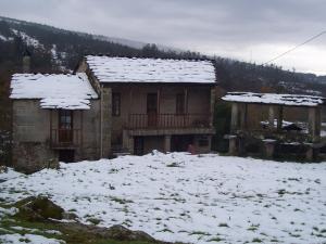 Magros的住宿－Casa da Laxa，上面有雪的房子