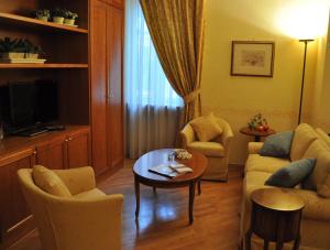 ديا سويت روما في روما: غرفة معيشة مع أريكة وطاولة