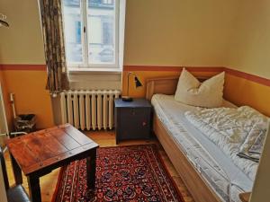 Un pat sau paturi într-o cameră la Hummel Hostel - Historische Stadtvilla mit Garten