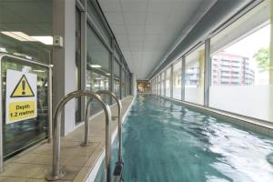 Swimming pool sa o malapit sa Central Zone 2 Modern Apartment