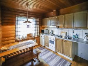 Kuchyň nebo kuchyňský kout v ubytování Holiday Home Pihatupa 2 by Interhome